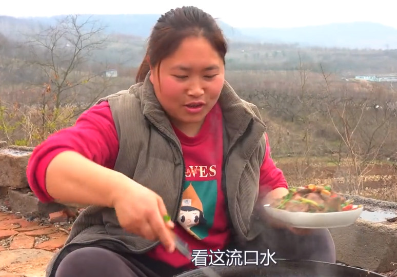 網紅陳說美食緊急住院!為賺錢把身體吃垮,網友怒批不值得可憐