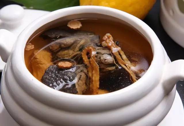 补血菜谱:花旗参炖乌鸡,滋阴清热,补肝益肾