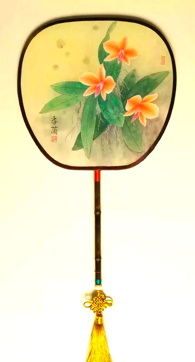 欣赏梁季兰的工笔花鸟团扇艺术