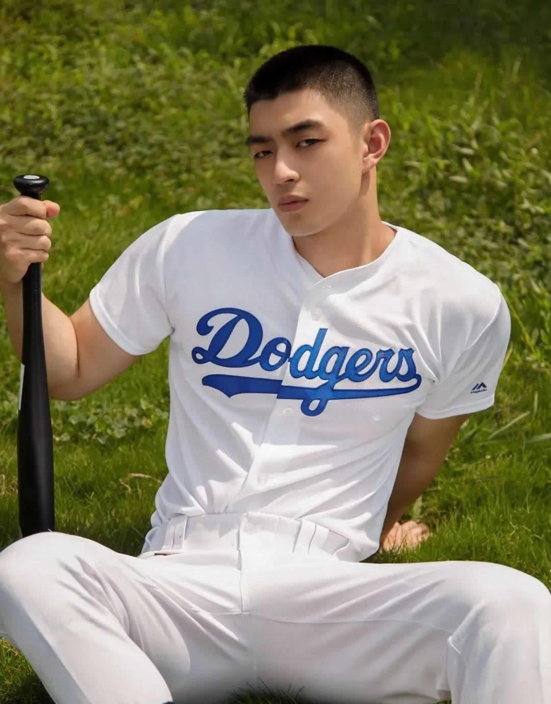 青春帅气的网红帅哥棒球硬照,白净的气质,给人一种暖暖的阳光感