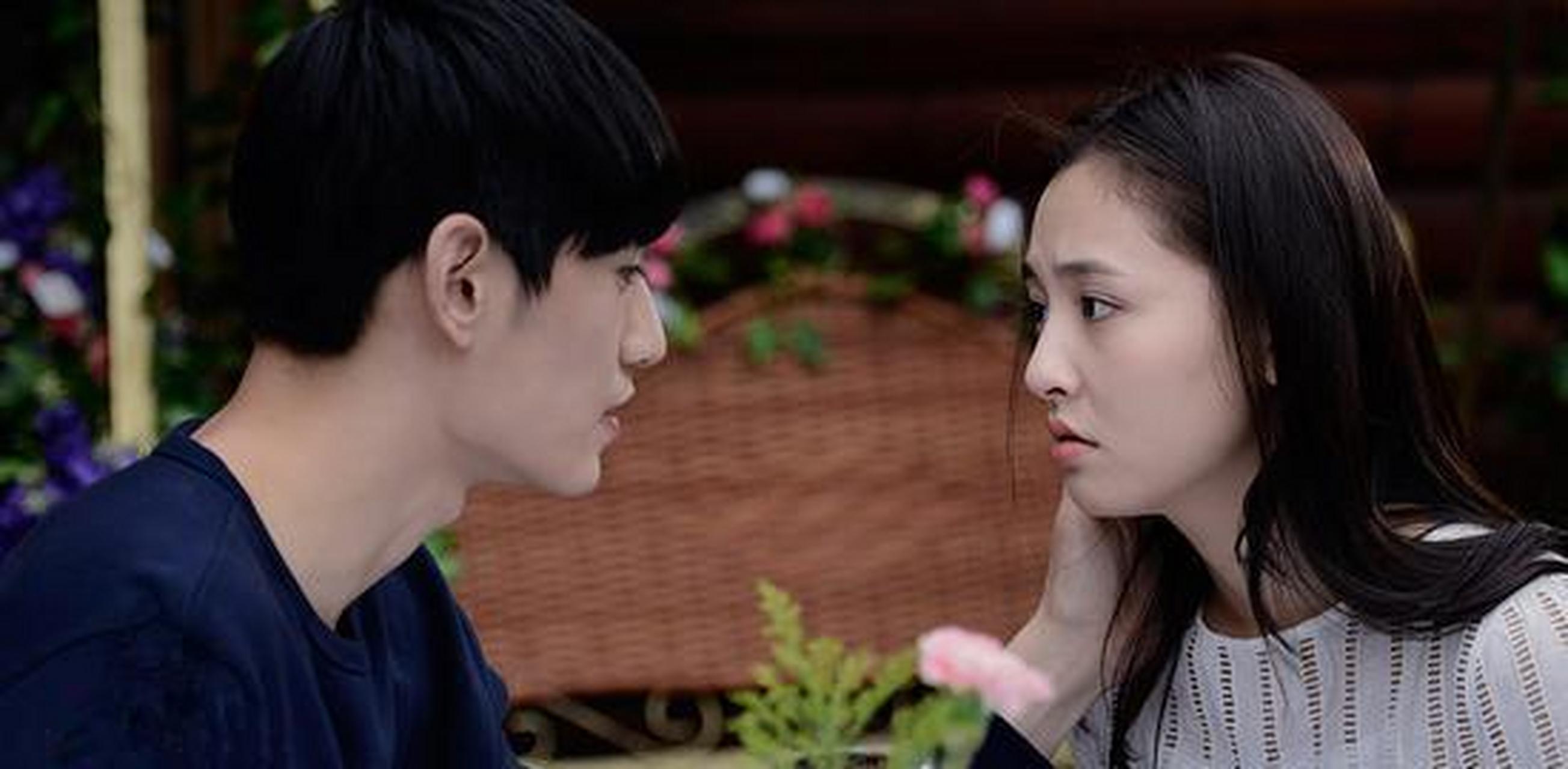 我出生在农村,小学毕业后,就在家里帮爸妈做农活.