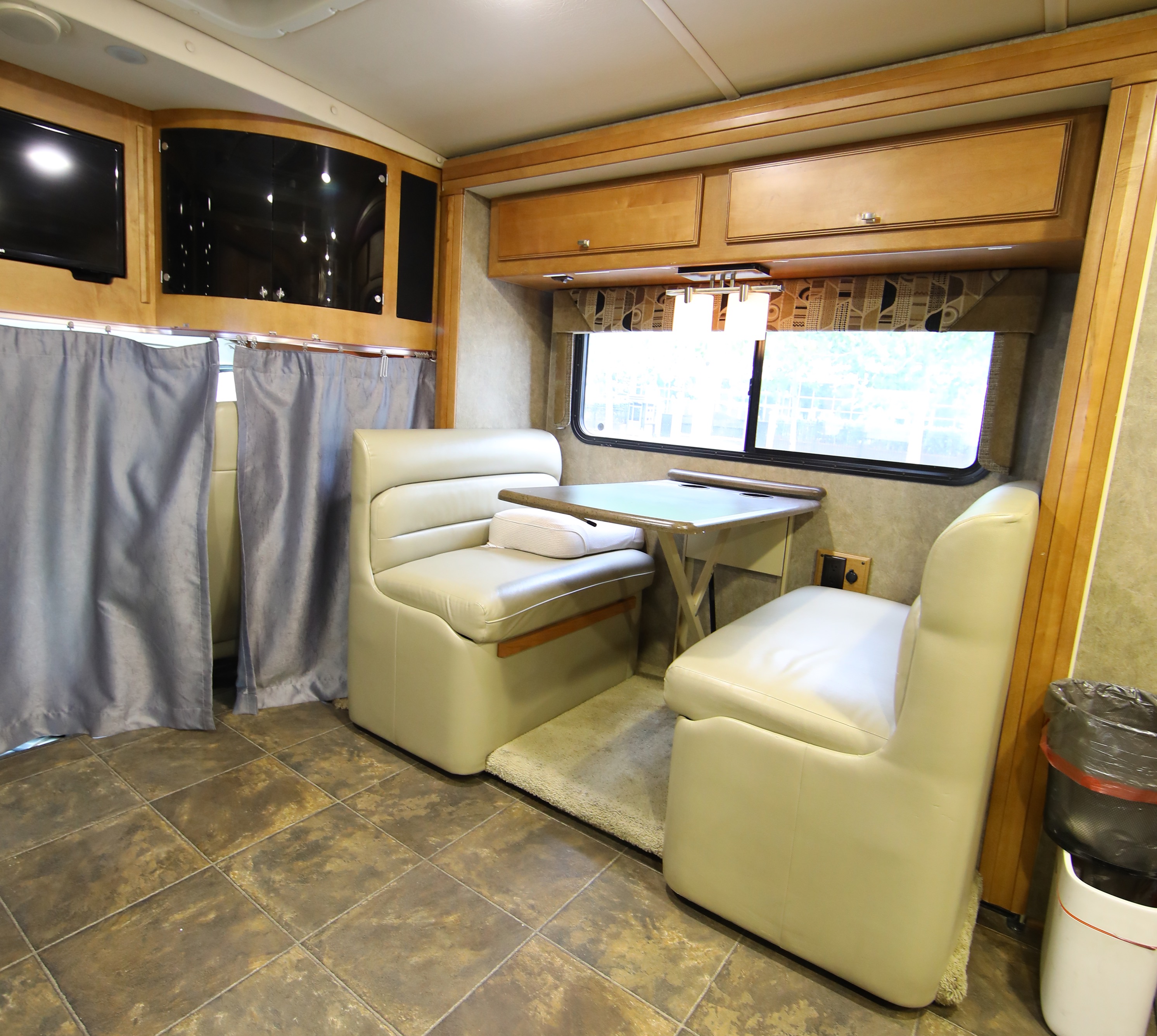 最多能承载10人的福特e450房车你见过吗?