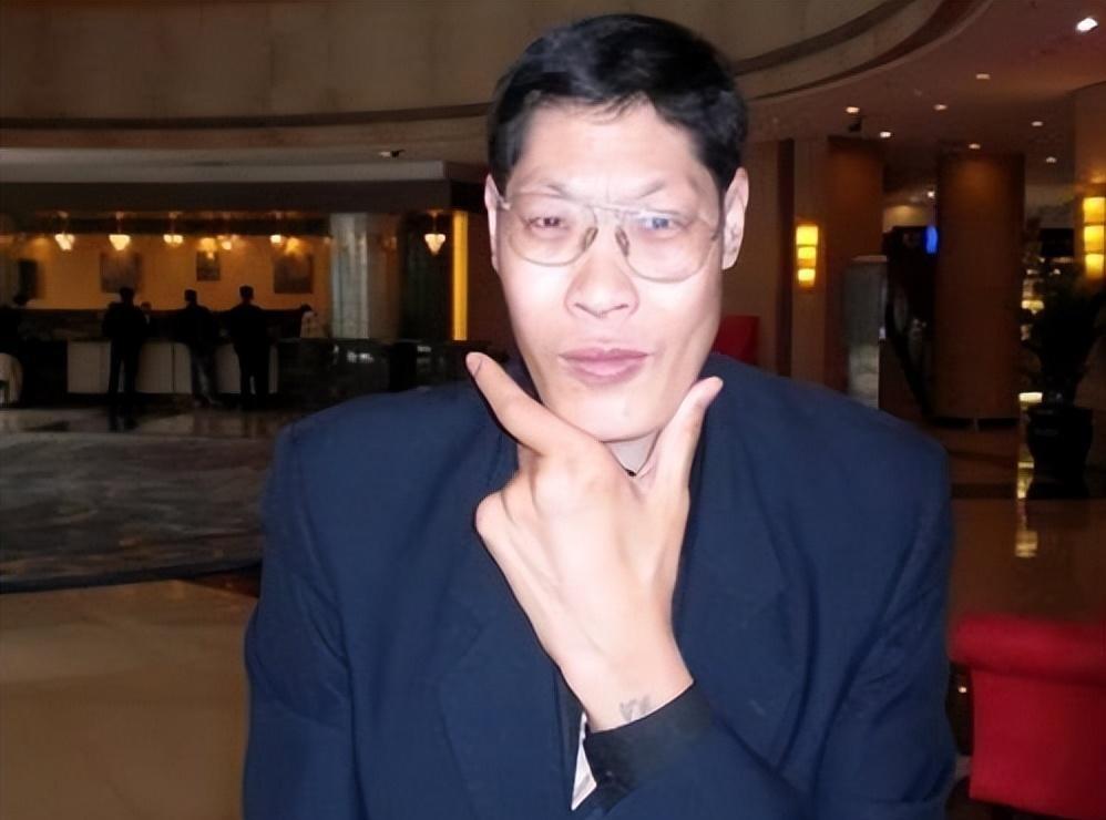 亚洲第一巨人张俊才:身高2.42米,娶妻22年没要孩子,如今怎样