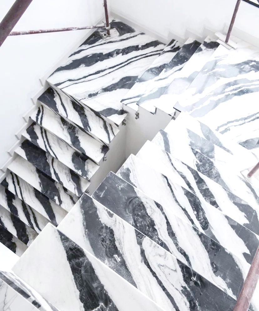 其黑白交错的纹路,仿佛在诉说着大理石这一天然石材所经历的久远历史