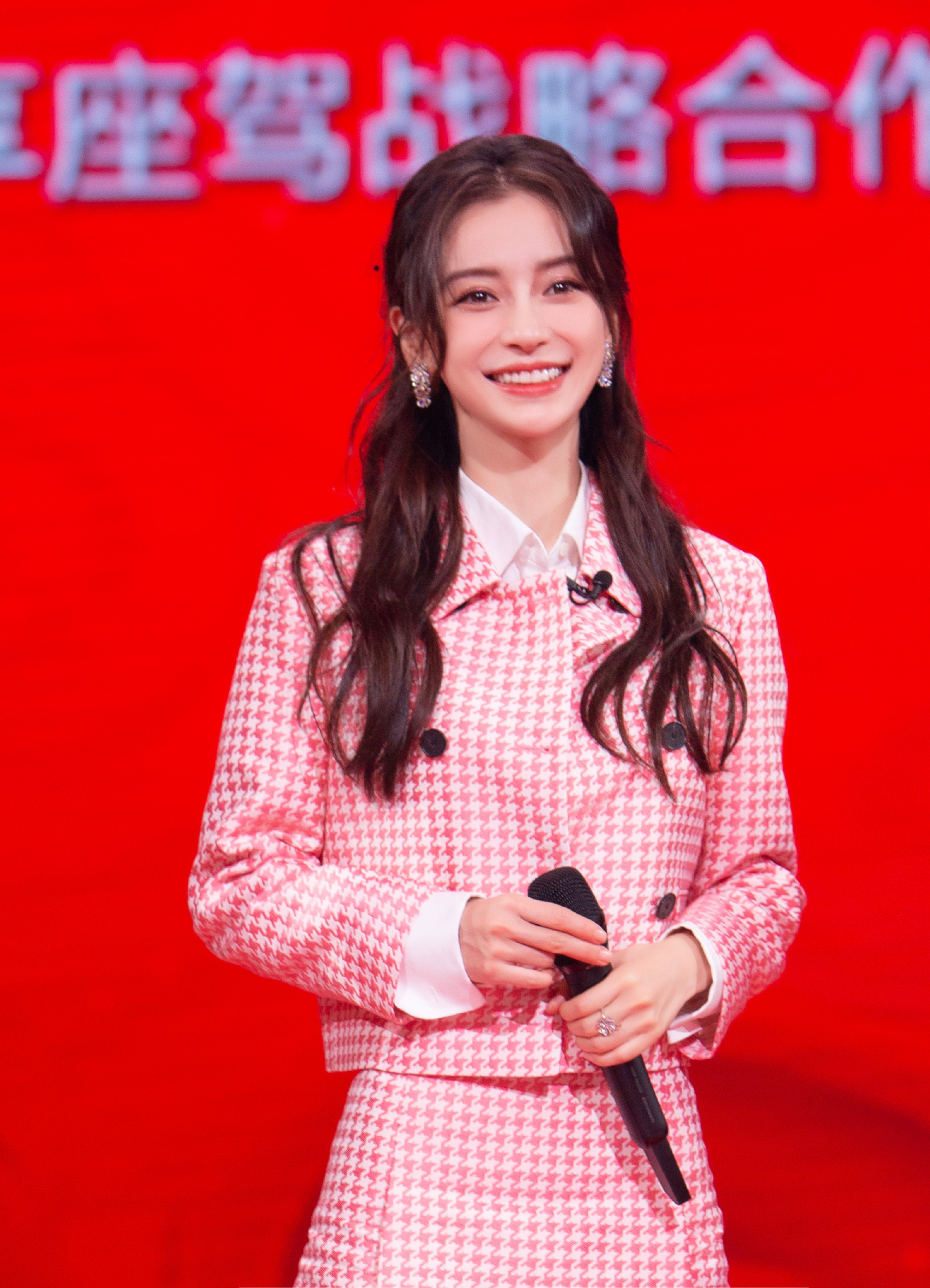 angelababy代言北京台春晚,穿格子套装出席发布会,减龄又知性