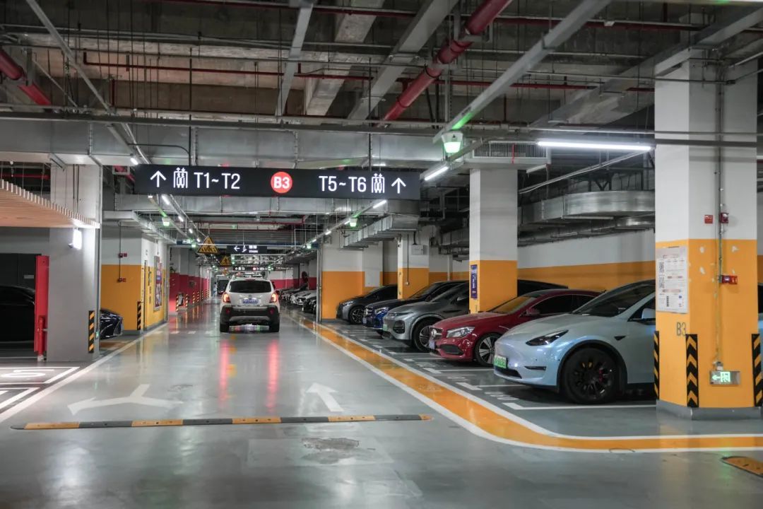 还在商场里"绕圈"找空位?别愁!