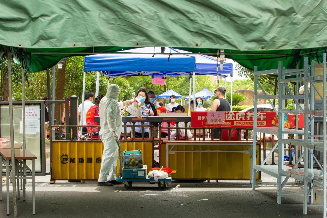 心圆西苑小区被列为中风险地区,小布直击封闭管理现场!