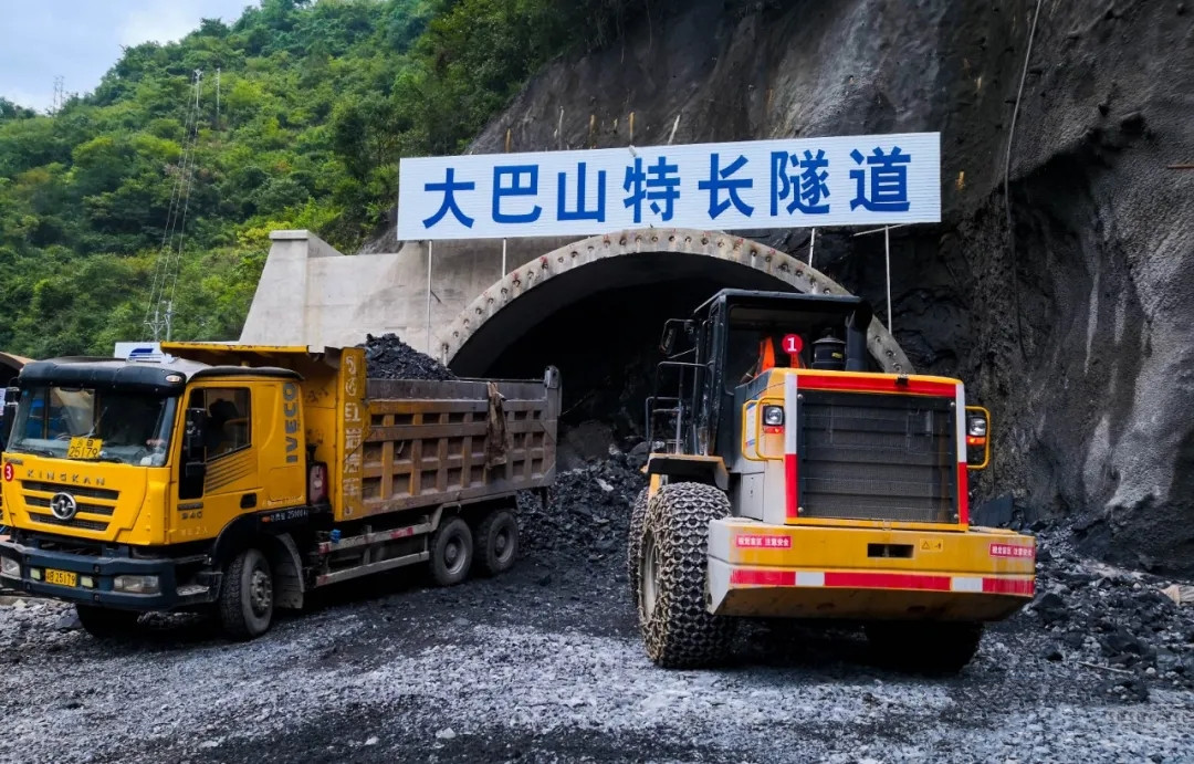 重庆城口至开州高速公路大巴山隧道左线出口启动施工