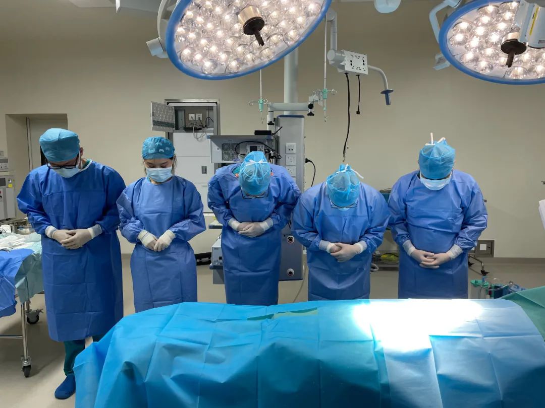 医护人员向小陈默哀