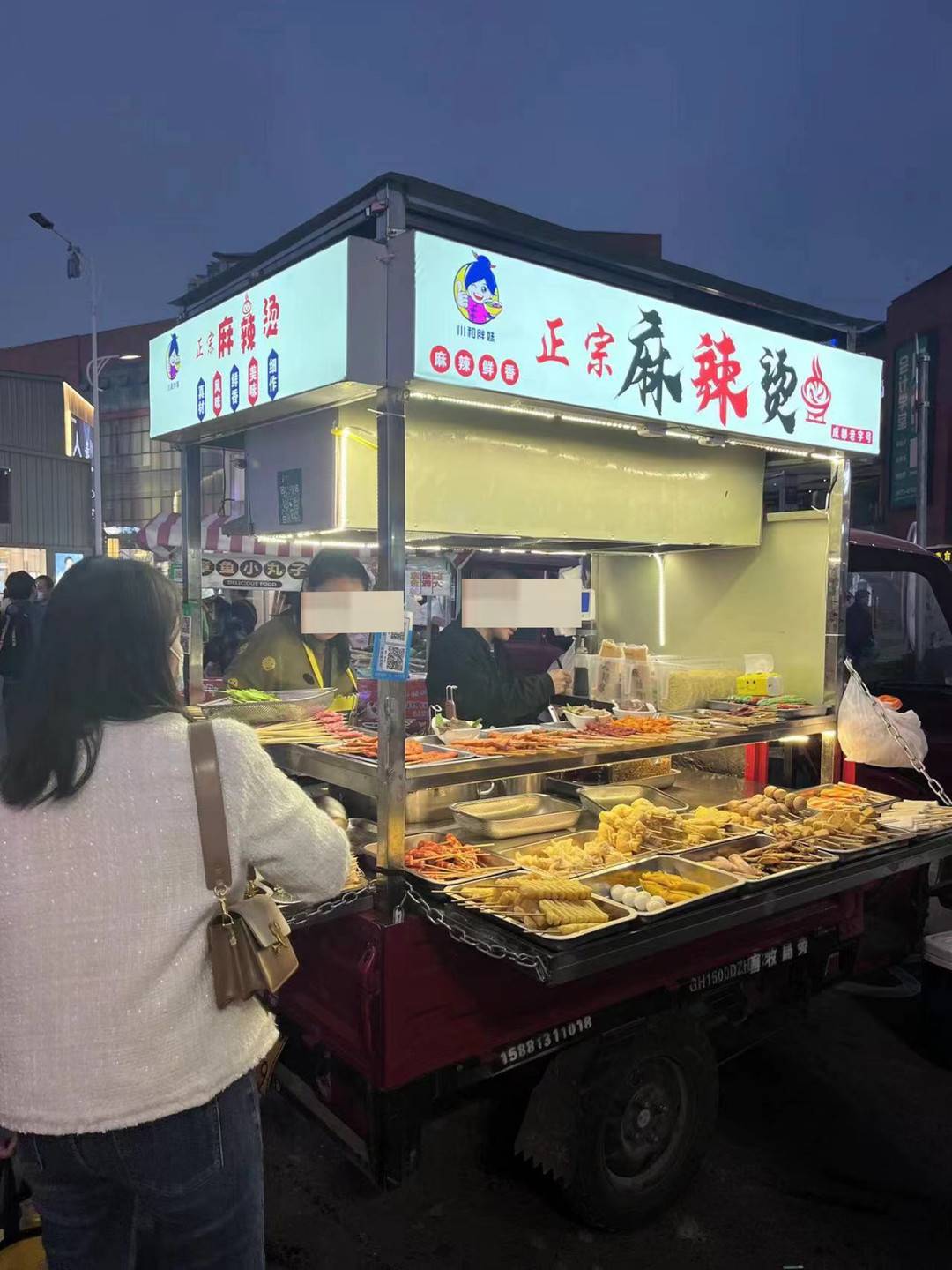 两碗麻辣烫175元!食客吃路边摊被"烫"到?