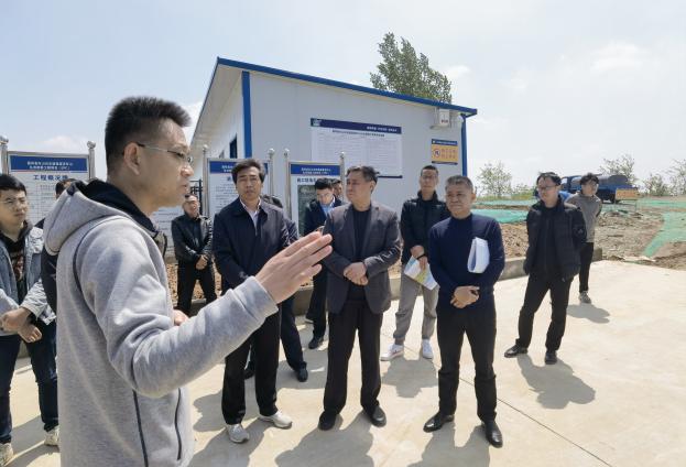 张传亭同志一行到嘉祥县看望省派工作队员