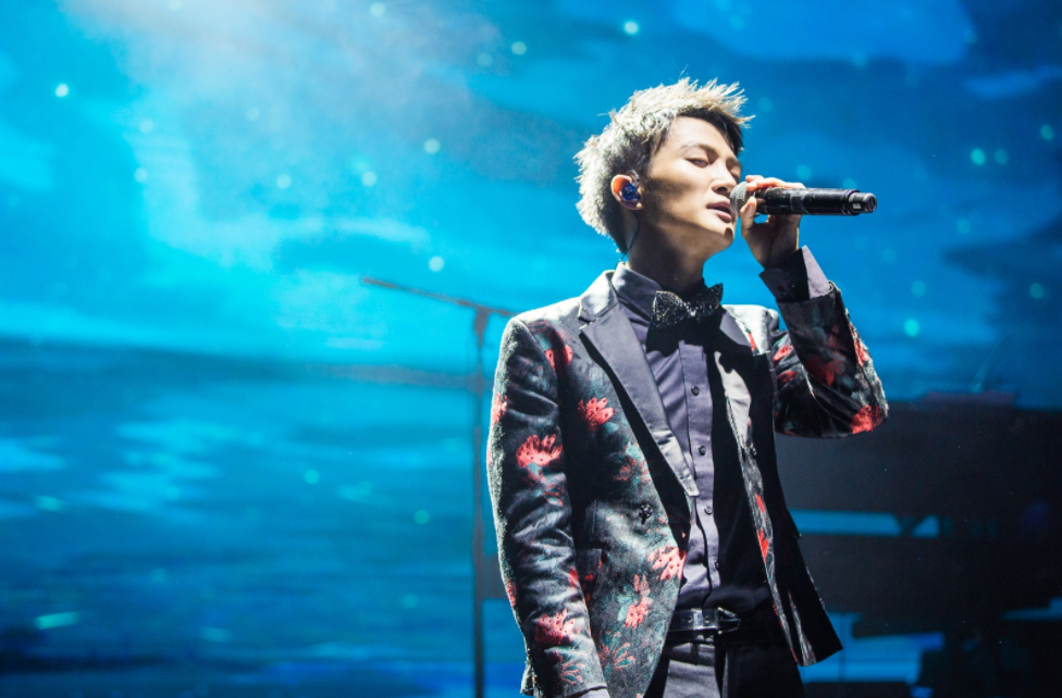 关于他是否能成为国家队的官方歌手 周深都是中国天籁之音