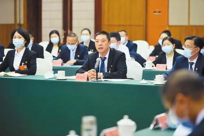 市党代表肖从亮表示:"内江不能仅仅停留在成渝研发,内江制造的配套