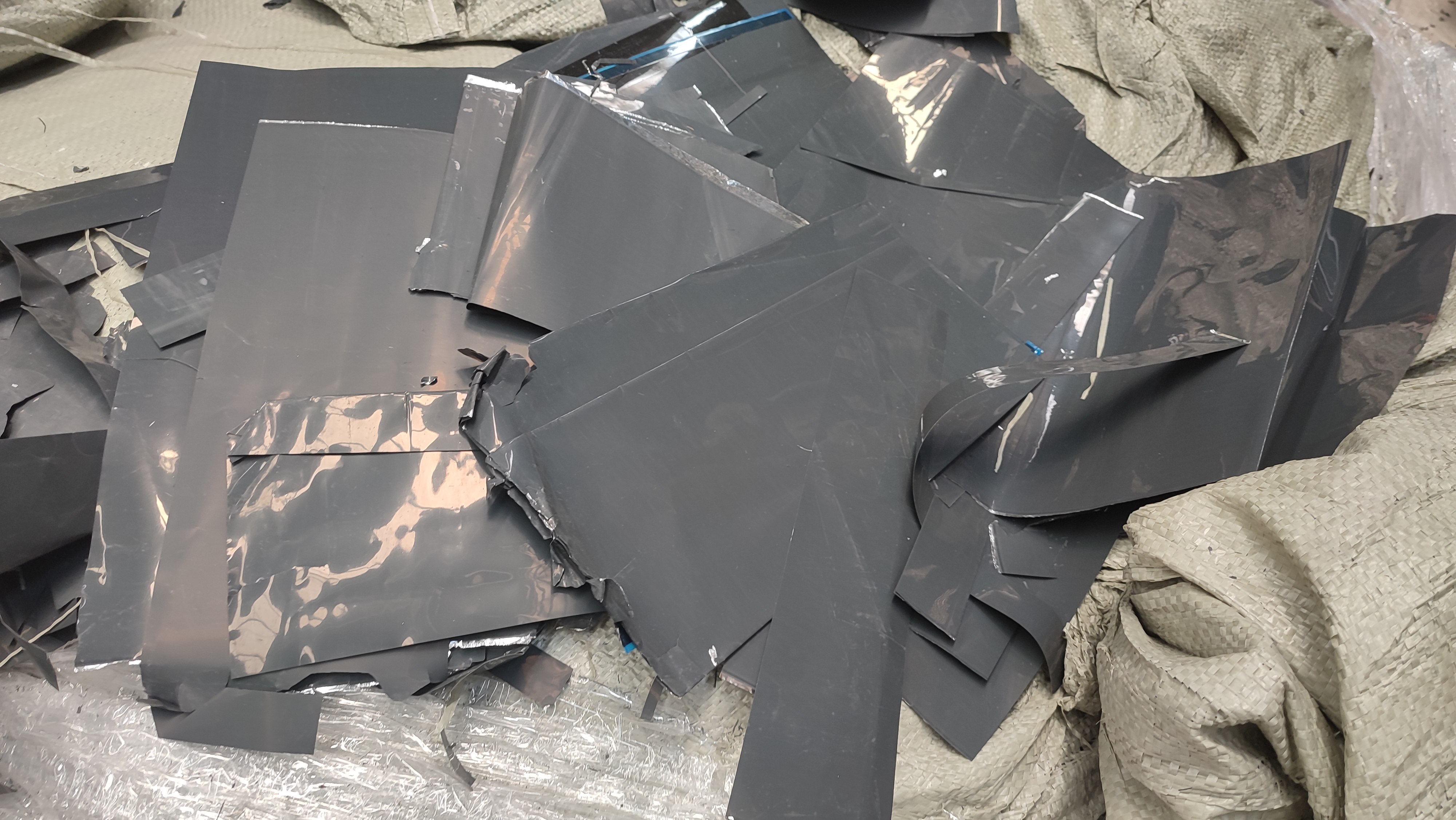 利用锂电池回收设备分选锂电池正负极片如何操作才能获得高收益?