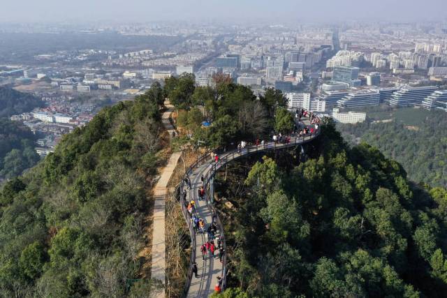 登"纳福云台" 览"双西"美景