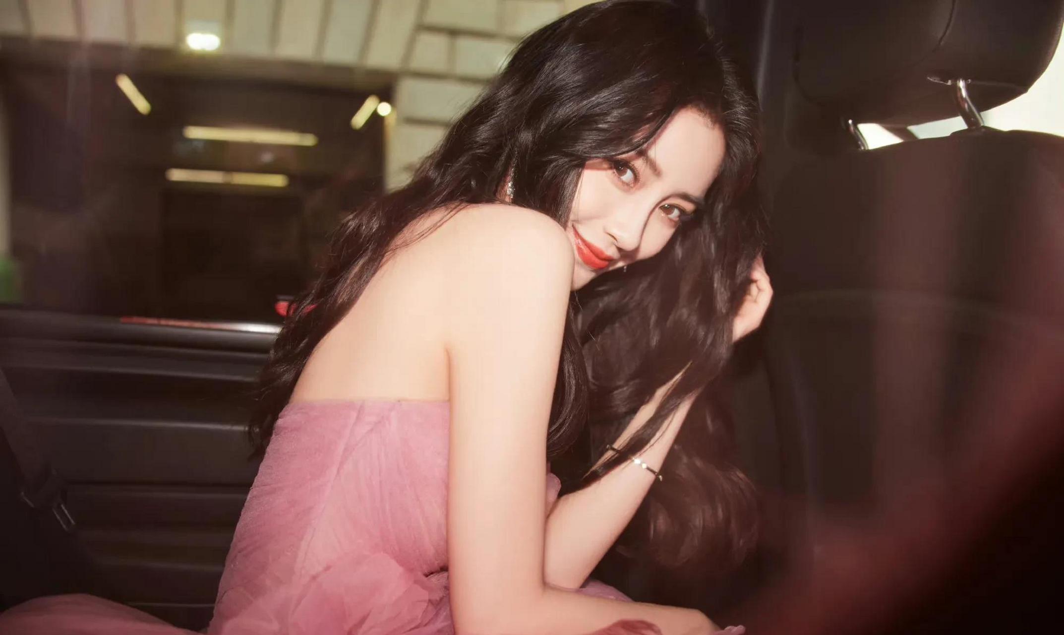 杨颖纽约出席 princes trust gala活动造型 一袭marchesa粉色花朵