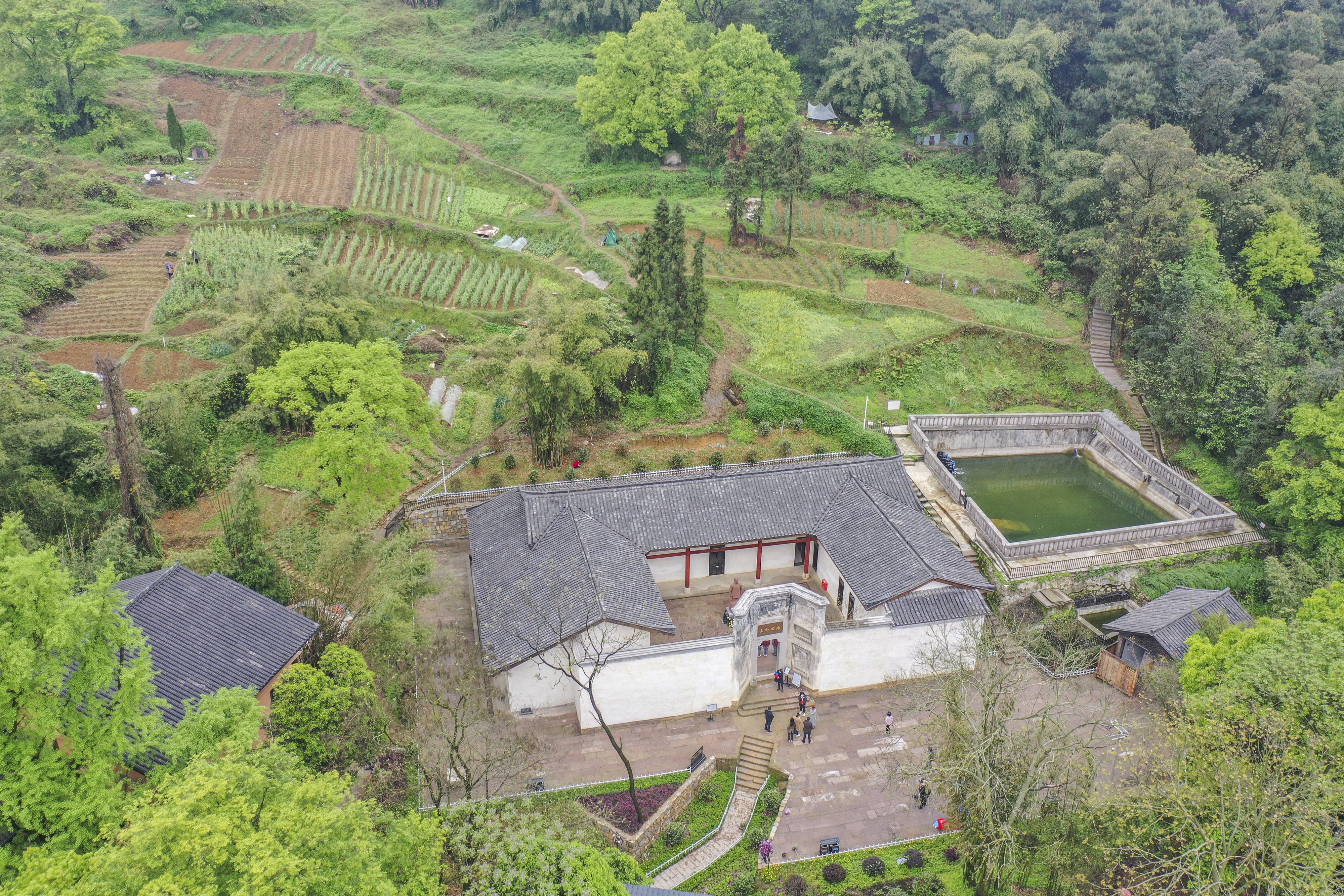 新华全媒 丨传承红色基因 参访红岩英烈王朴故居