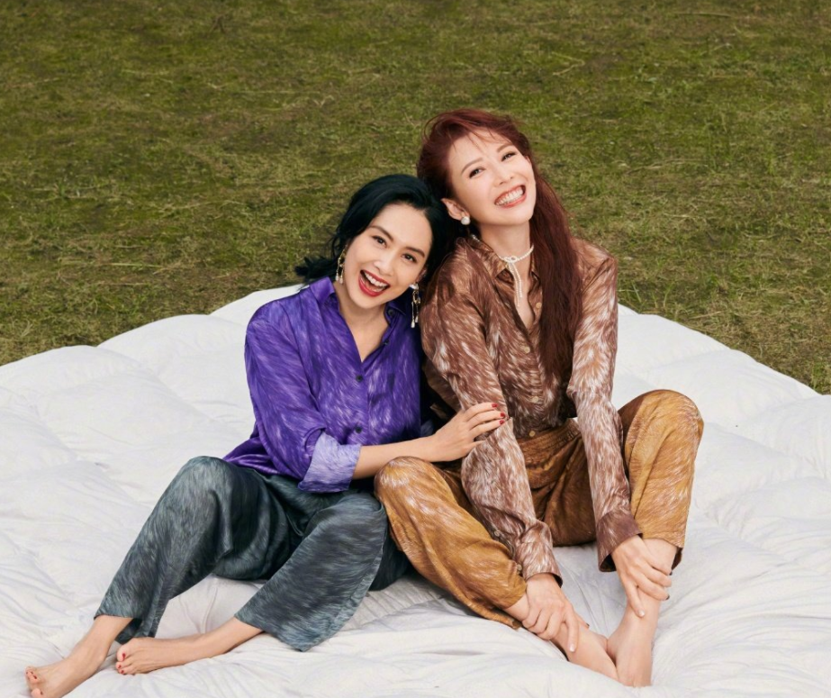 朱茵50岁生日,老公黄贯中大方晒夫妻甜蜜照,好友蔡少芬暖心祝福