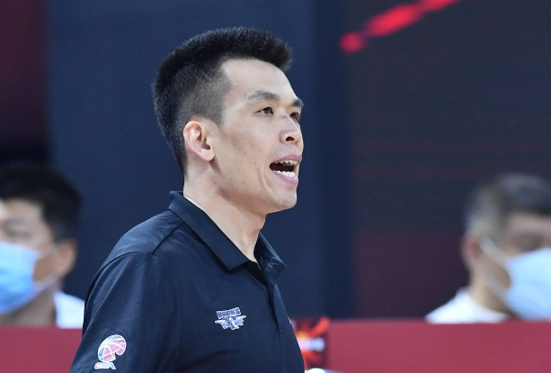 首钢再换争议主帅,王骁辉确定退役,邹雨宸没有停练