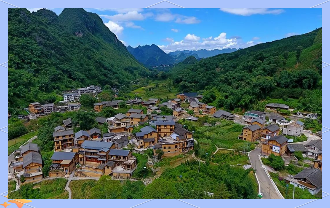 与周围的自然风光和谐共存,共同绘就了一幅美丽的乡村画卷