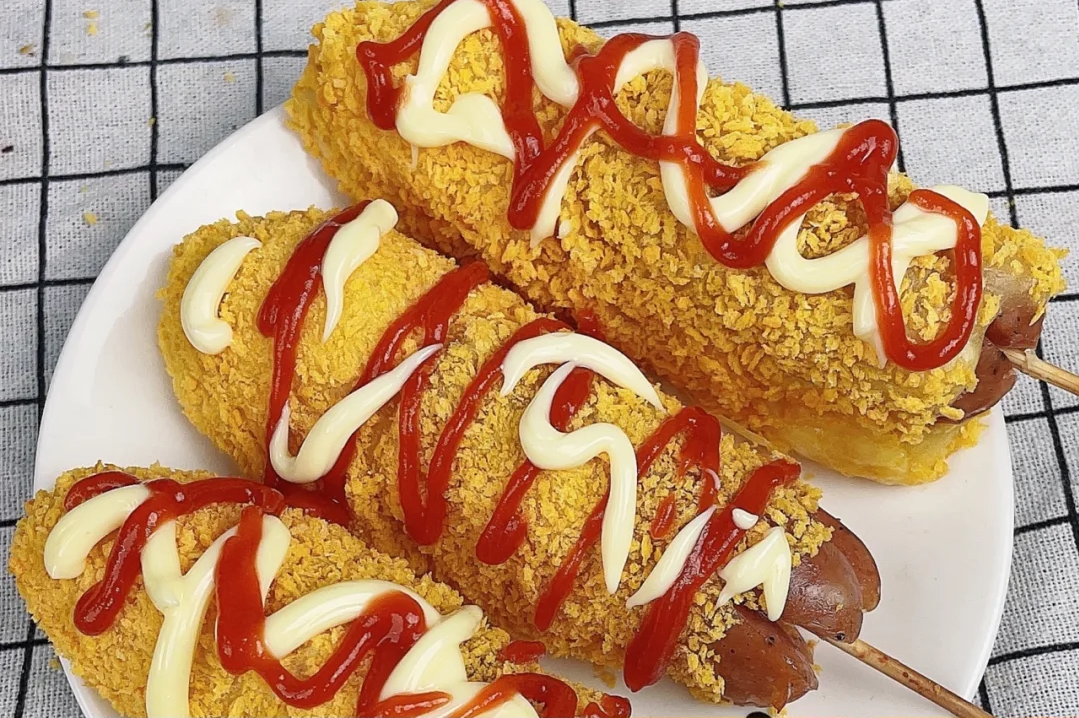 美餐一顿:番茄虾滑粉丝汤 拉丝芝士热狗棒!