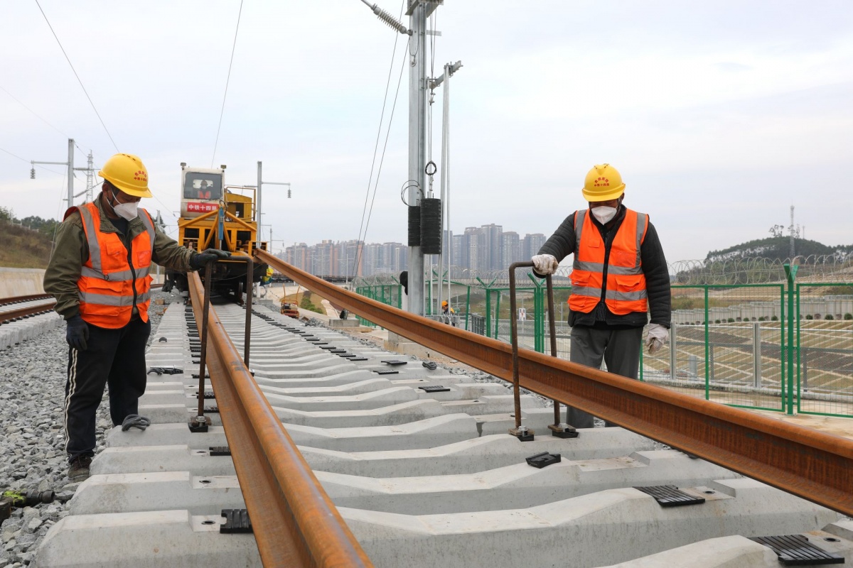 贵南高铁南宁至河池段顺利铺通全线铺轨任务突破70%