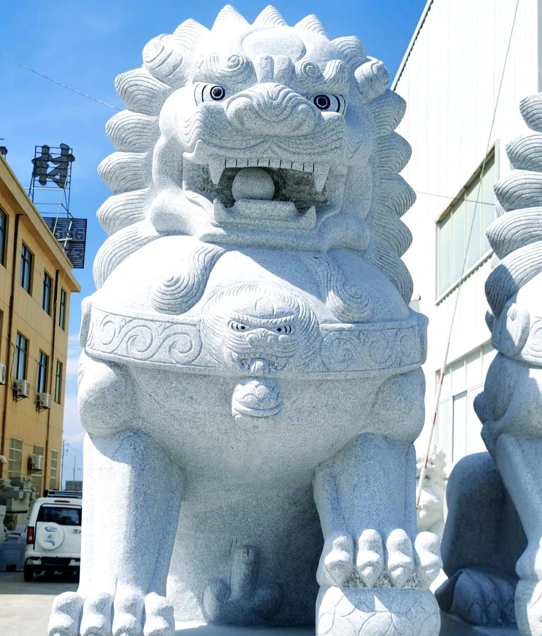 自石狮子雕塑问世以来,便引发了广泛的关注与热议,成为了一种社会现