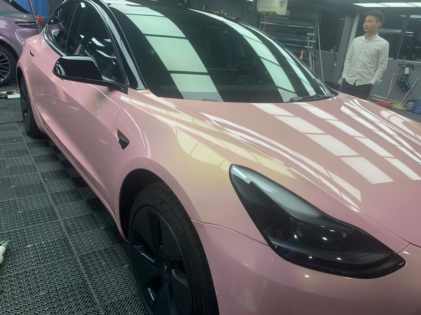 特斯拉model3菲卡改色膜超级幻彩樱花粉