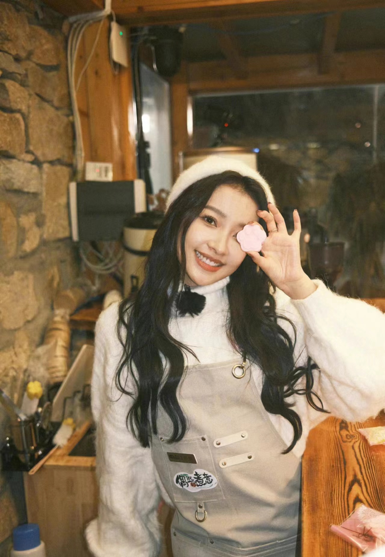 孙怡穿白色灯笼袖毛衣搭配针织帽,甜美温柔,少女感十足!