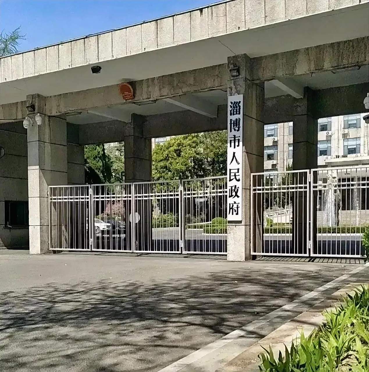 看看淄博市政府楼的陈设,别说是一个市级政府的办公楼,就是一些地方的