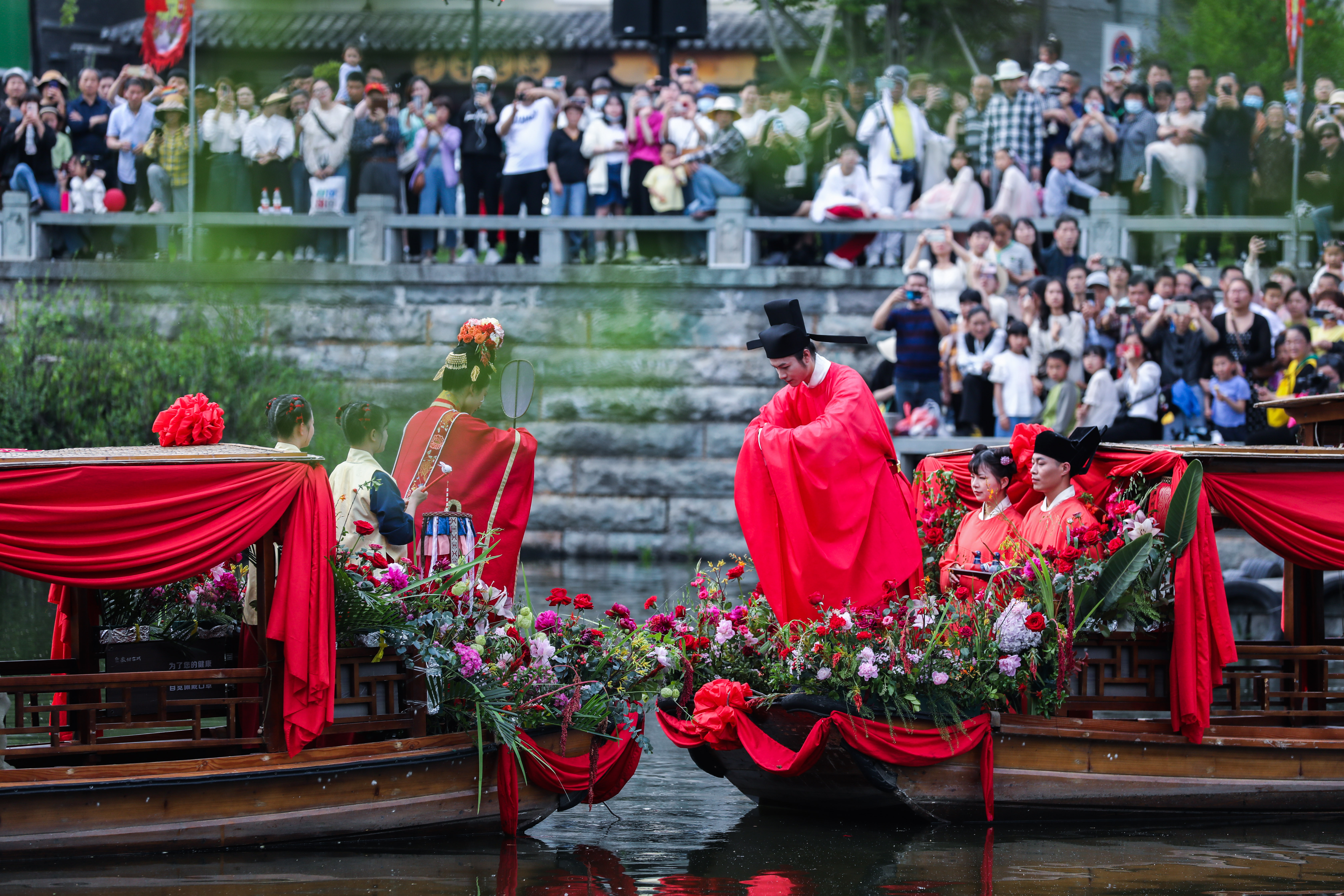 (社会)浙江建德举行宋韵水上婚礼表演
