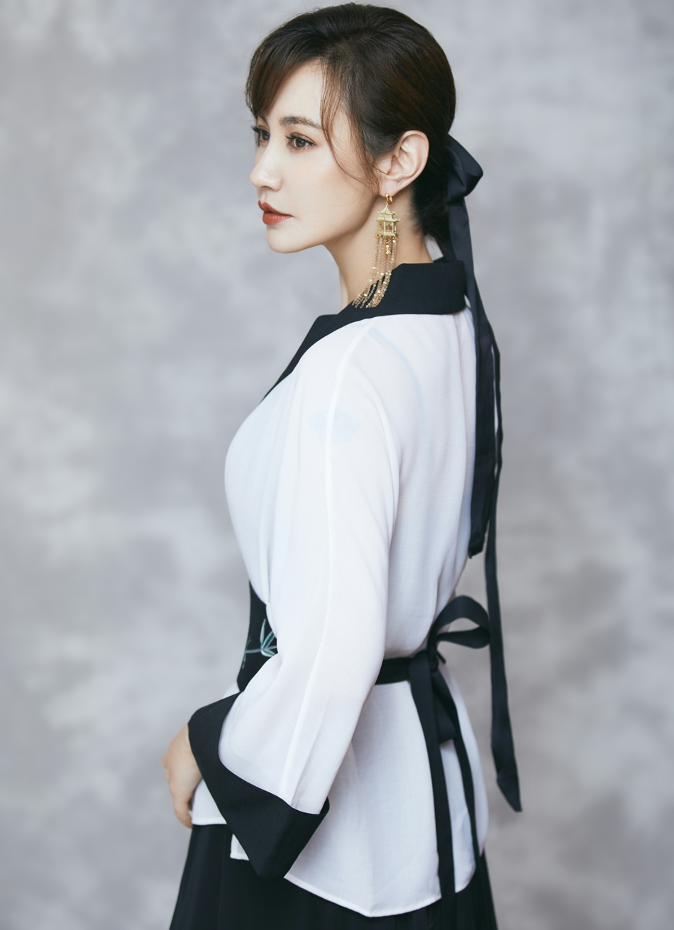 杨雪复古写真大片曝光 黑白素色造型淡雅清冷