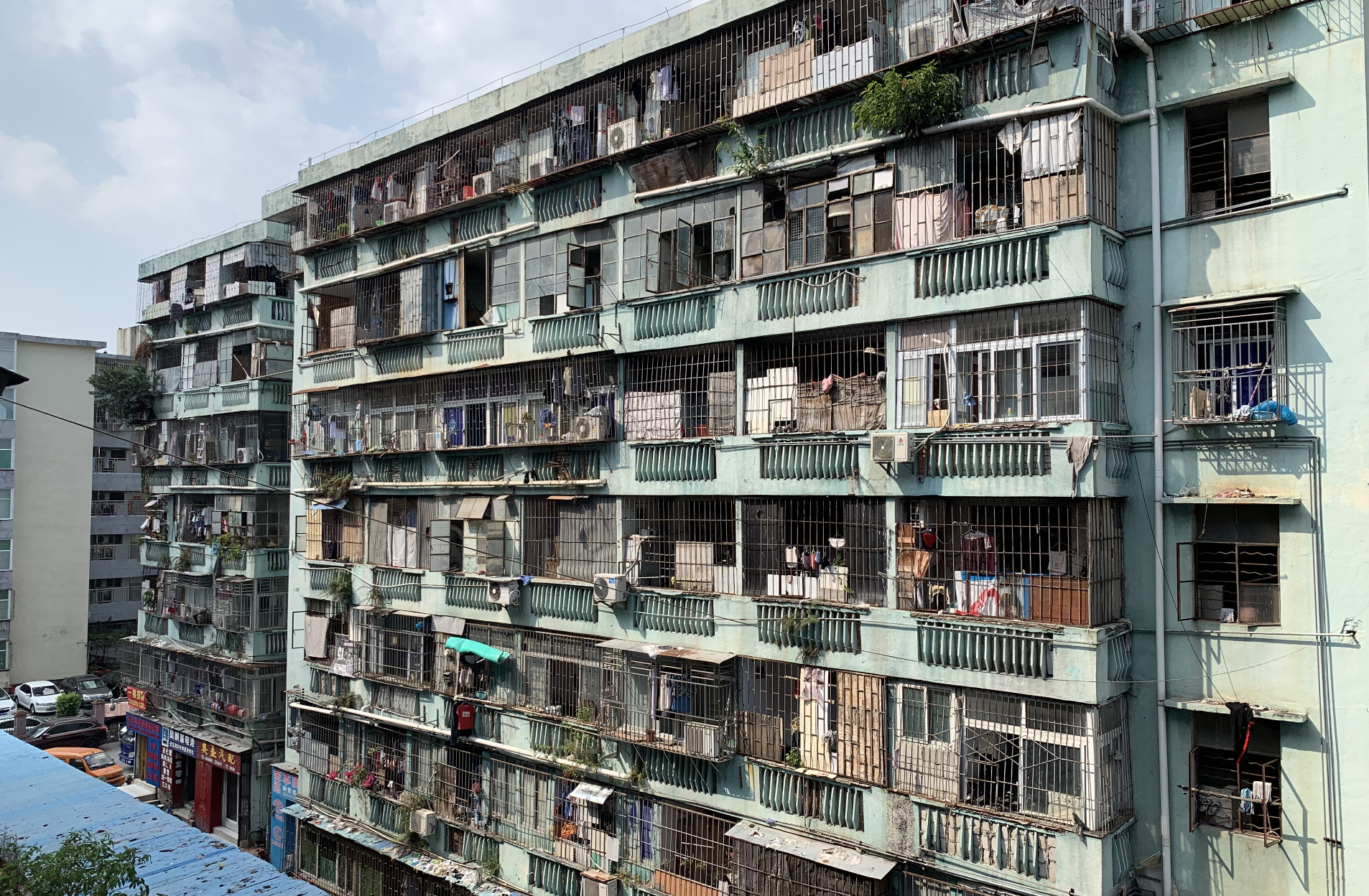 深圳"老破小"支棱起来了:多套房子挂牌当天就成交,机构称泡沫已消除