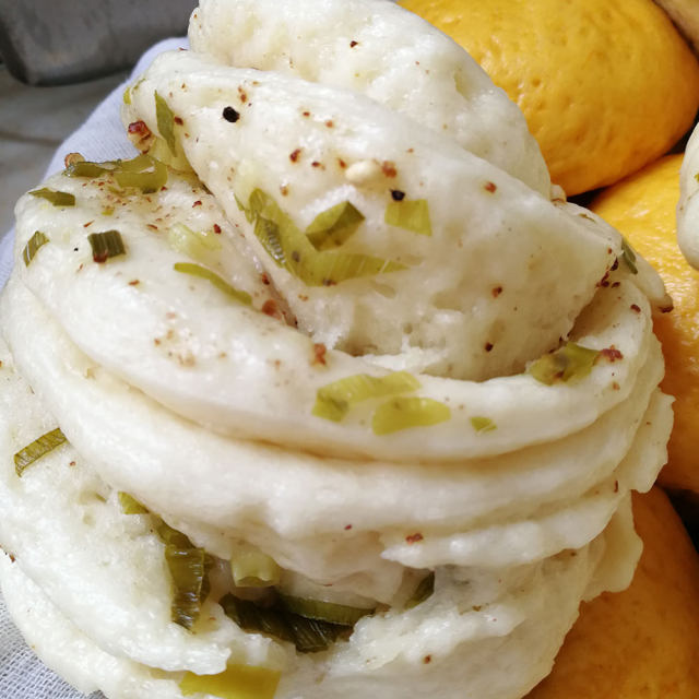 葱油麻椒花卷儿,暄软鲜香,空口都能吃俩