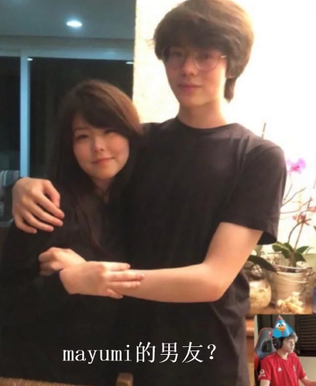 mayumi晒与男生的合影,看清两人拍照的亲密姿势,粉丝:房子塌了