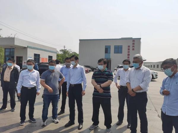 副市长夏迎峰来和调研农业产业化和小麦赤霉病防治工作