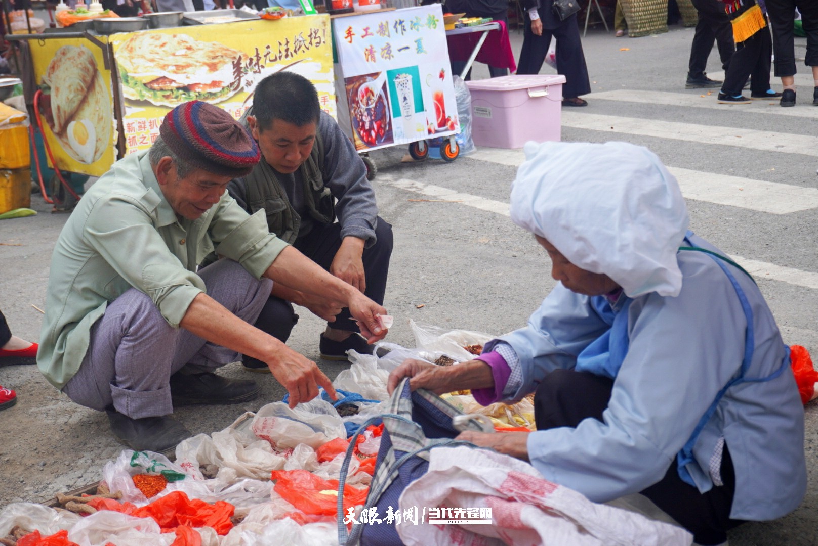 贞丰县连环乡:集市开市 百姓赶集展笑颜