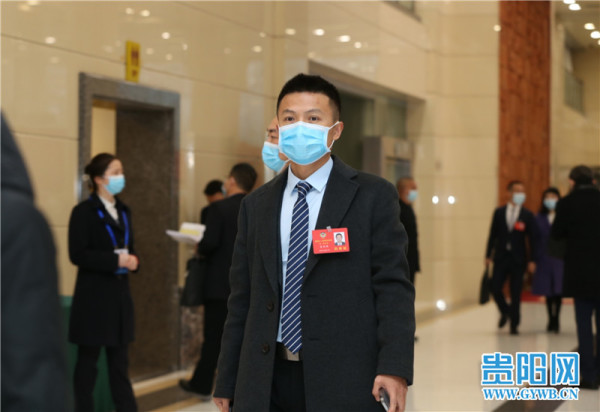 政协第十三届贵阳市委员会第一次会议开幕 政协委员陆续步入会场