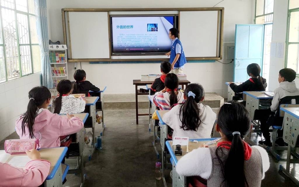 这家央企工会开展的金秋助学活动走进会理白沙村小学 为全校学生每人