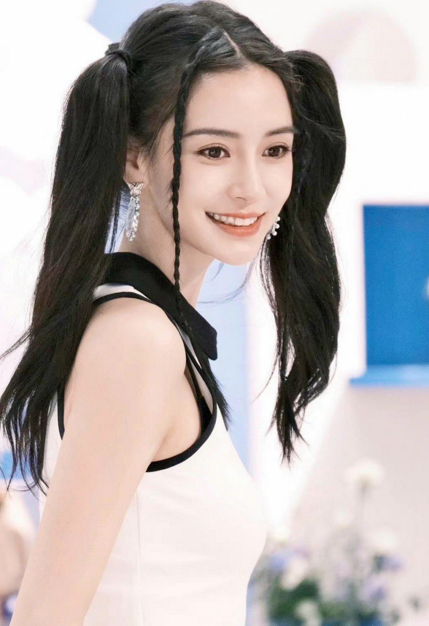 angelababy的双马尾看起来很有精神!滑板太酷了