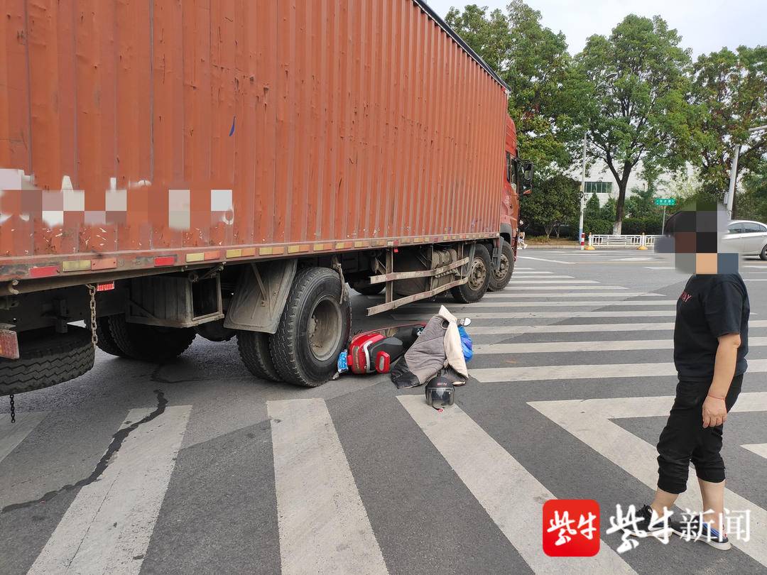 真是危险啊!大货车因"内轮差"带倒电动车,骑车人就倒在车轮前