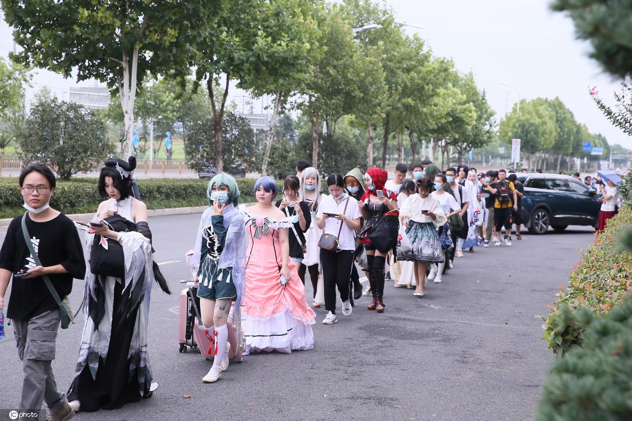 合肥动漫展遭限流coser坐马路排长队场面壮观