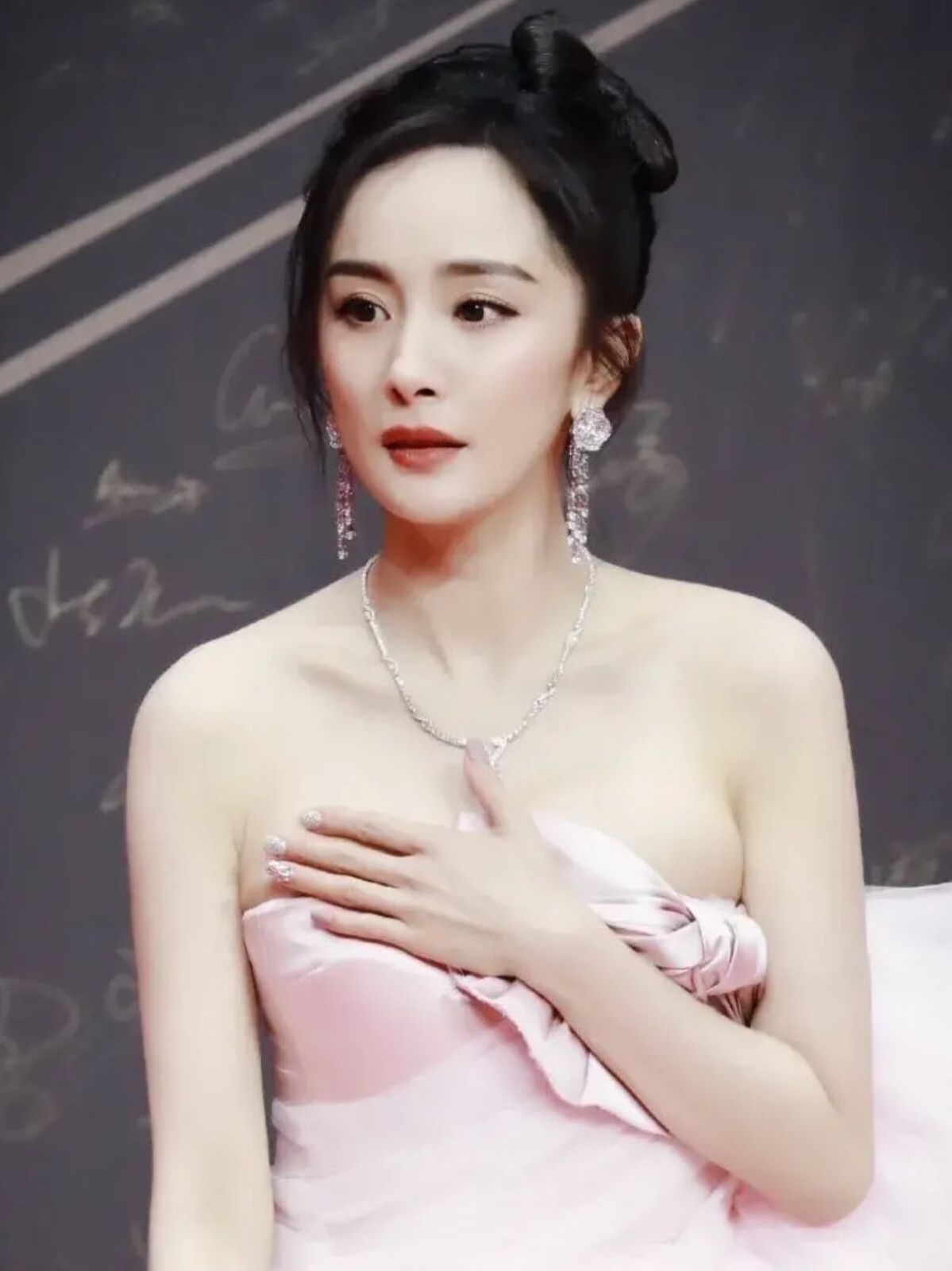 杨幂穿抹胸裙好显"勒",肉肉也被挤出来,还好气质仍然优雅高贵