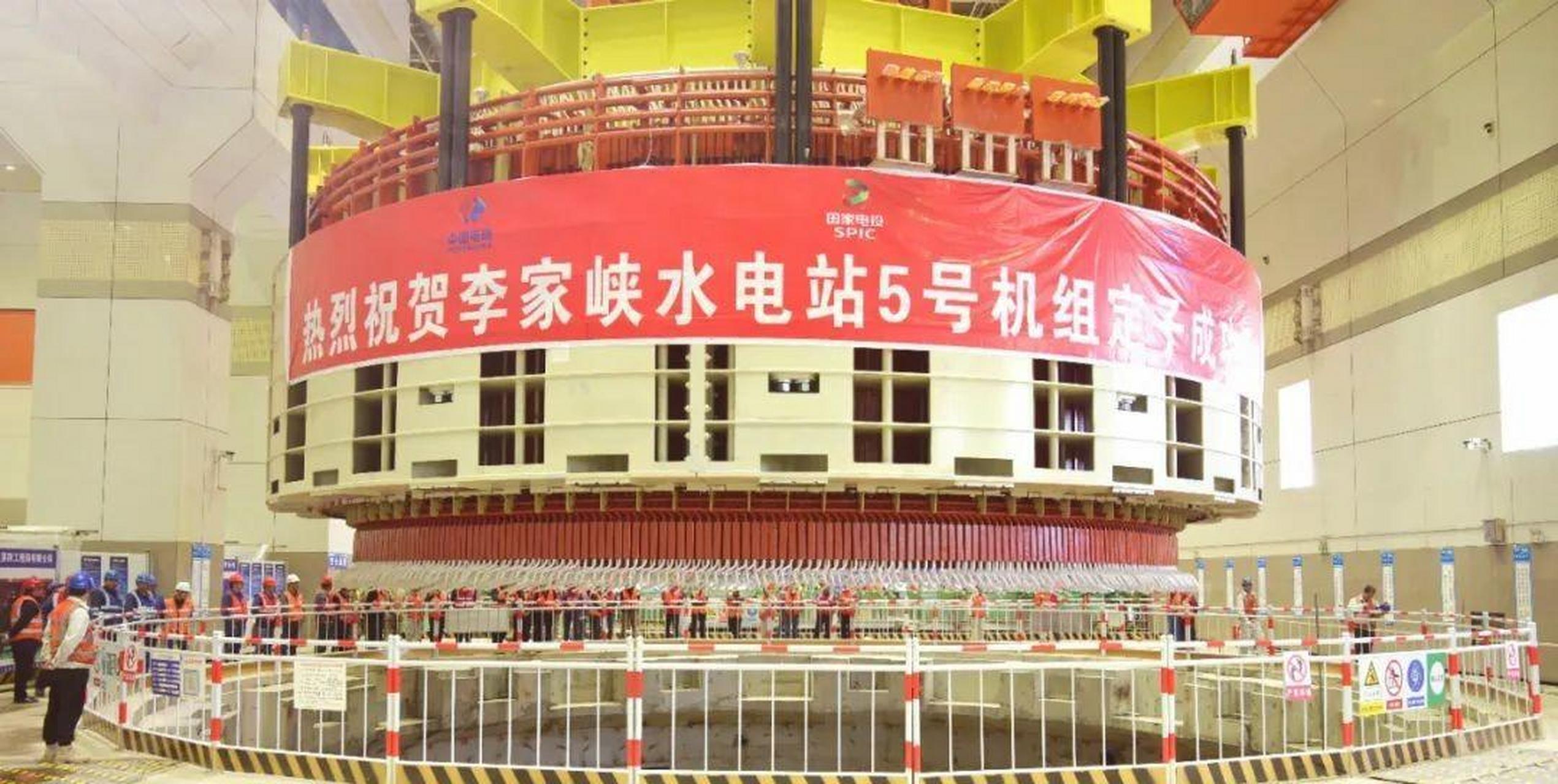 4月26日,国家电投黄河公司李家峡水电站5号机扩机工程定子顺利吊装
