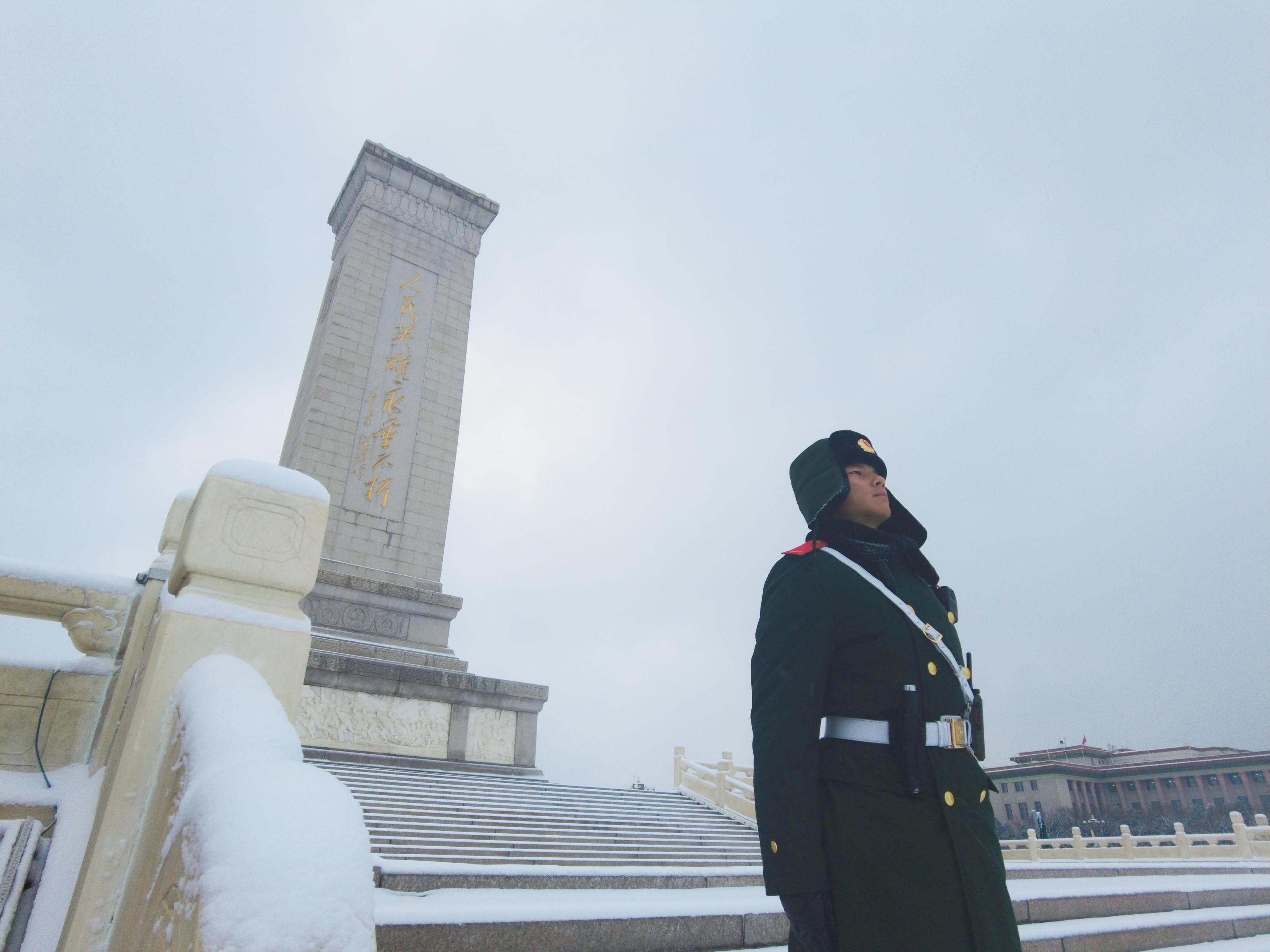 天安门广场,执勤哨兵屹立风雪!