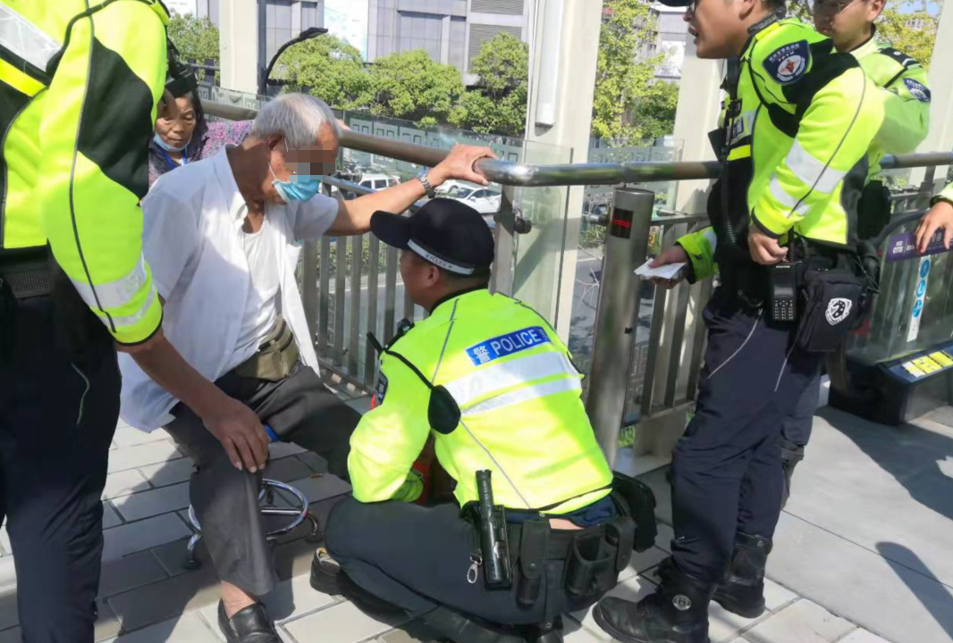 杭州老夫妻在天桥电梯上双双摔倒！这时6个绿影冲了过去……(图2)