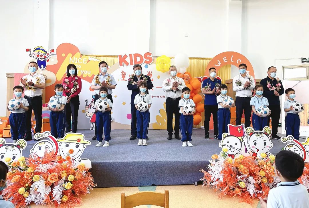 区人大常委会党组书记,主任戴冠福一行赴峰江街道中心幼儿园开展"六一