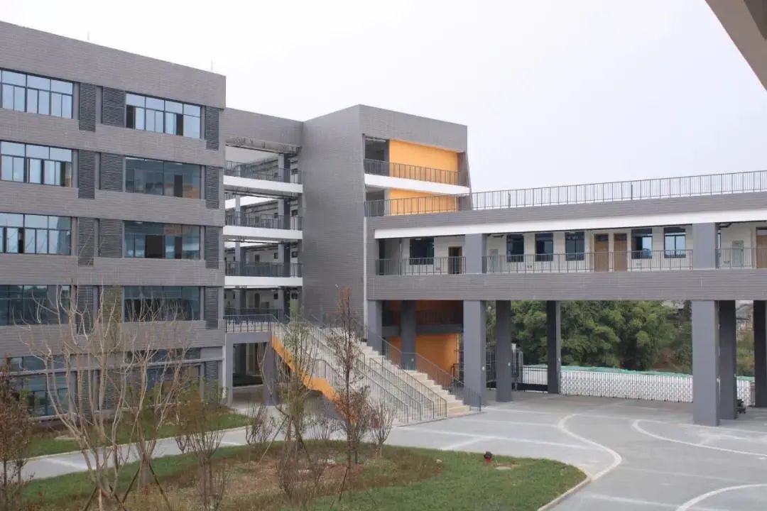 四川天府新区新兴中学,是一所公办初中