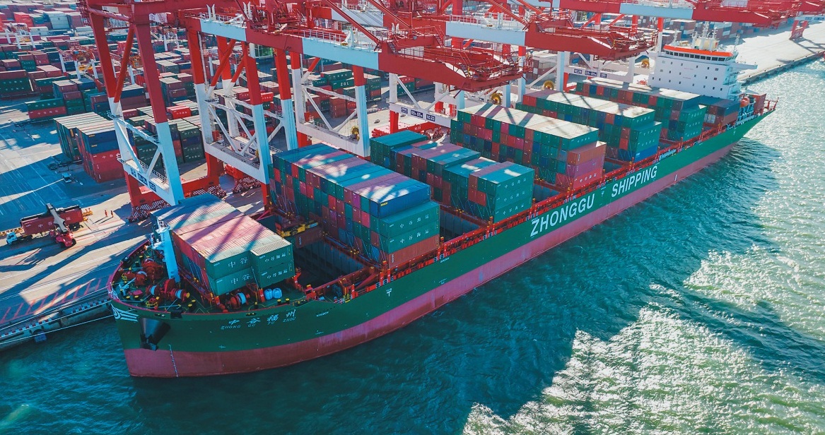 国内最大内贸集装箱船首航营口港