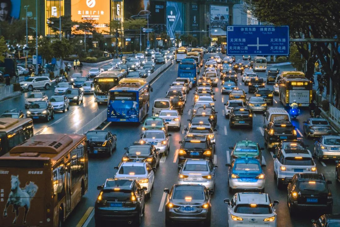 大城市车牌摇号,限制的总是穷人|原创